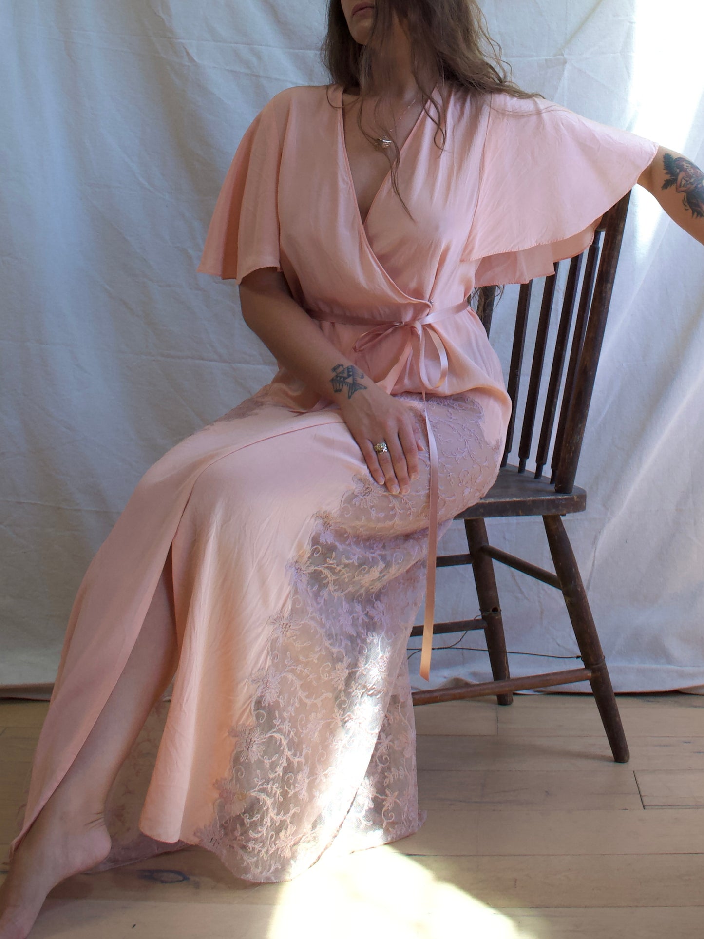 1930s Pink Silk & Lace Capelet Sleeve Dressing Gown Robe