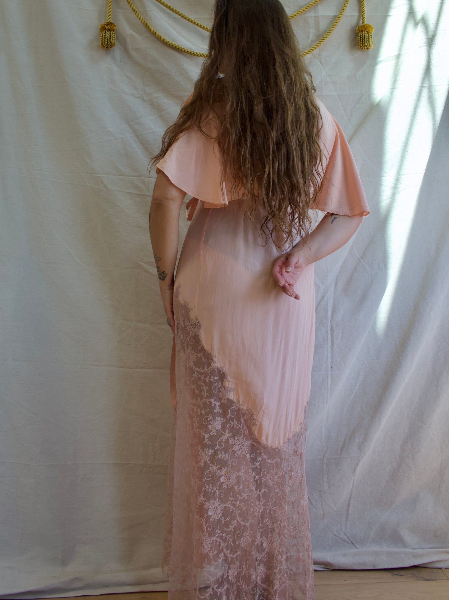 1930s Pink Silk & Lace Capelet Sleeve Dressing Gown Robe