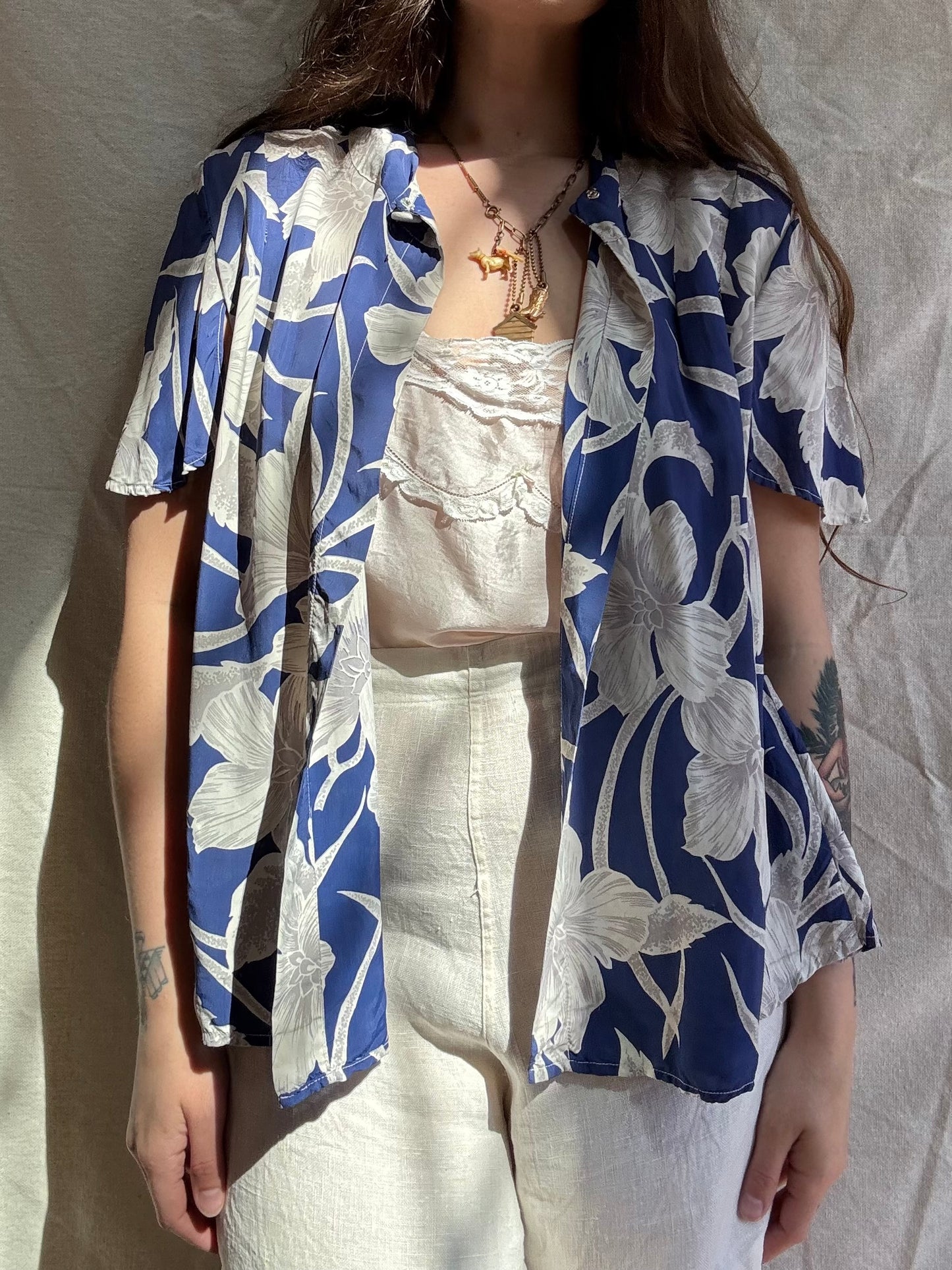 1940s Cold rayon Hawaiiana Flutter Sleeve Smock Style Blouse