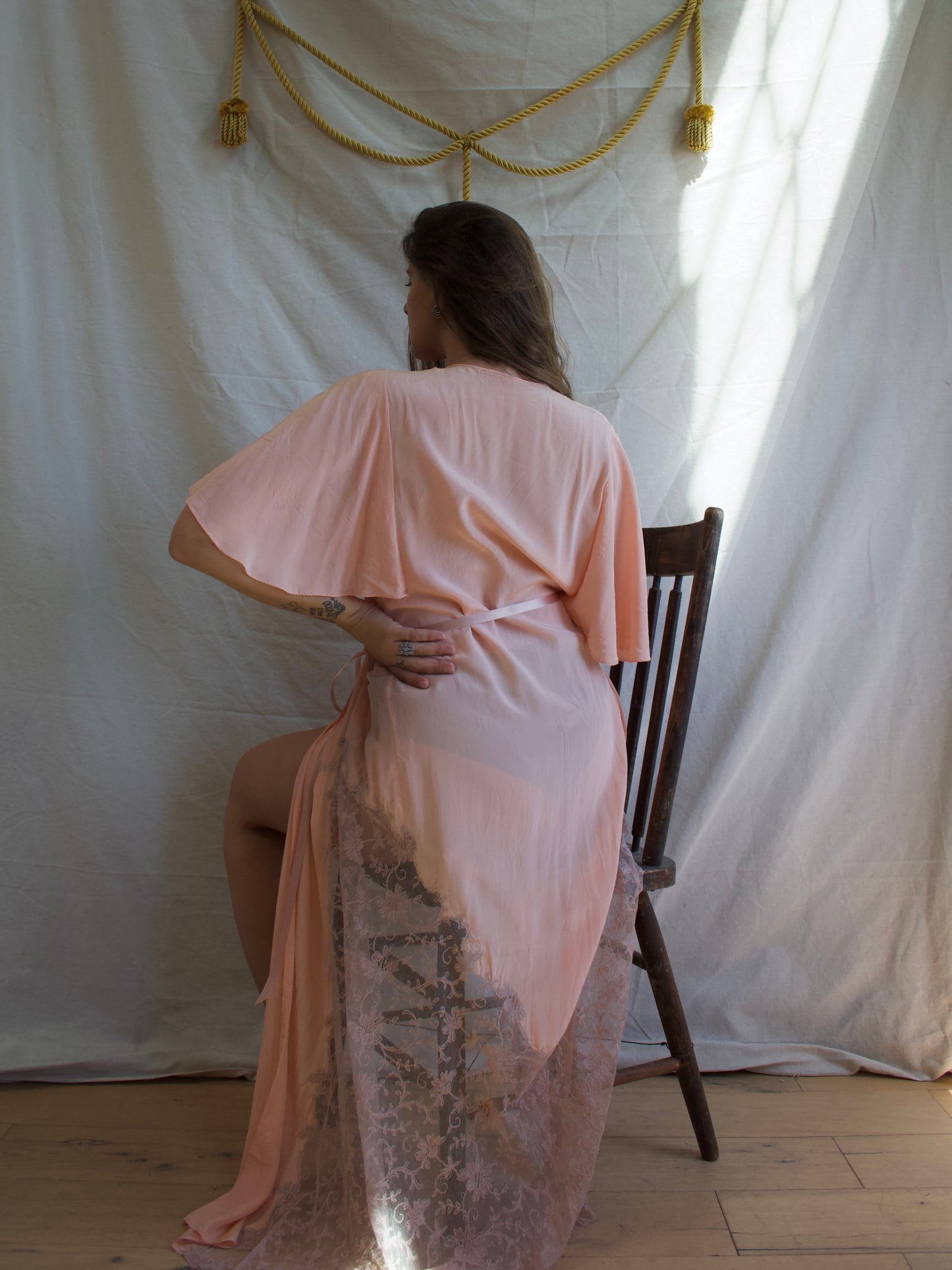 1930s Pink Silk & Lace Capelet Sleeve Dressing Gown Robe