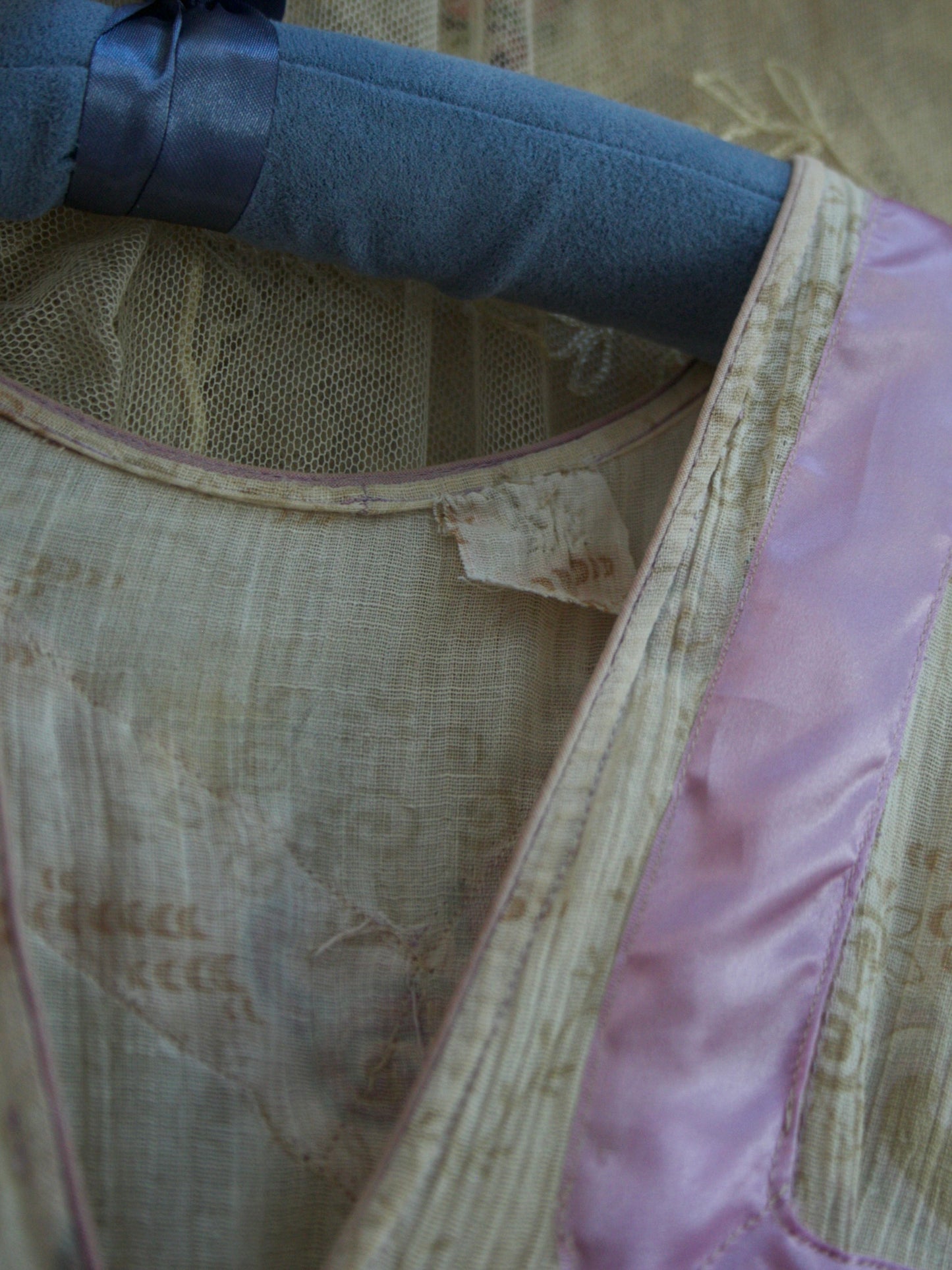 1920s Serpentine Crepe Angel Sleeve Silk Trim Boudoir Robe