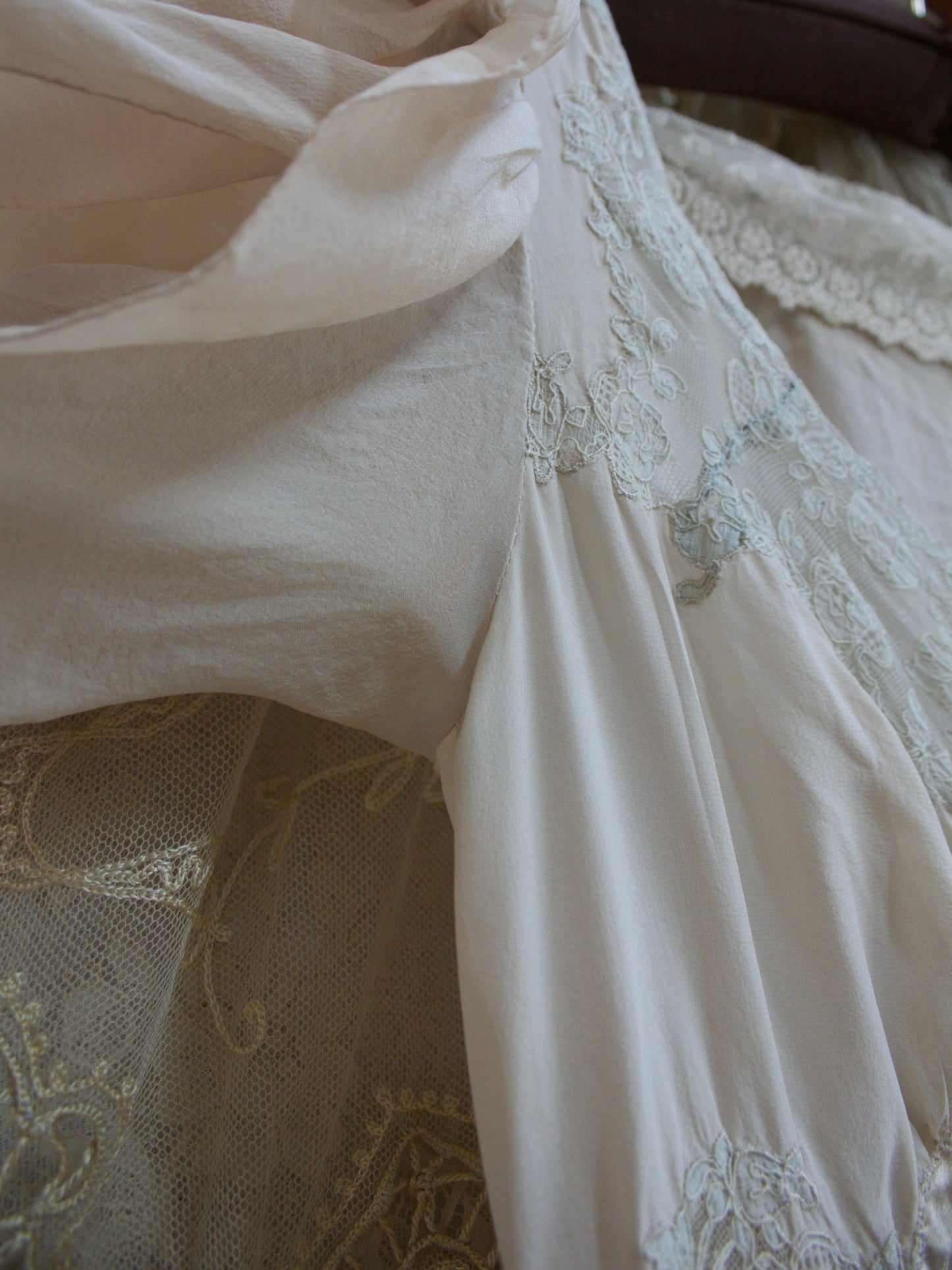 Special 1930s 'Paramount Pictures' Silk Petal Sleeve Bow Applique Lace Peignoir