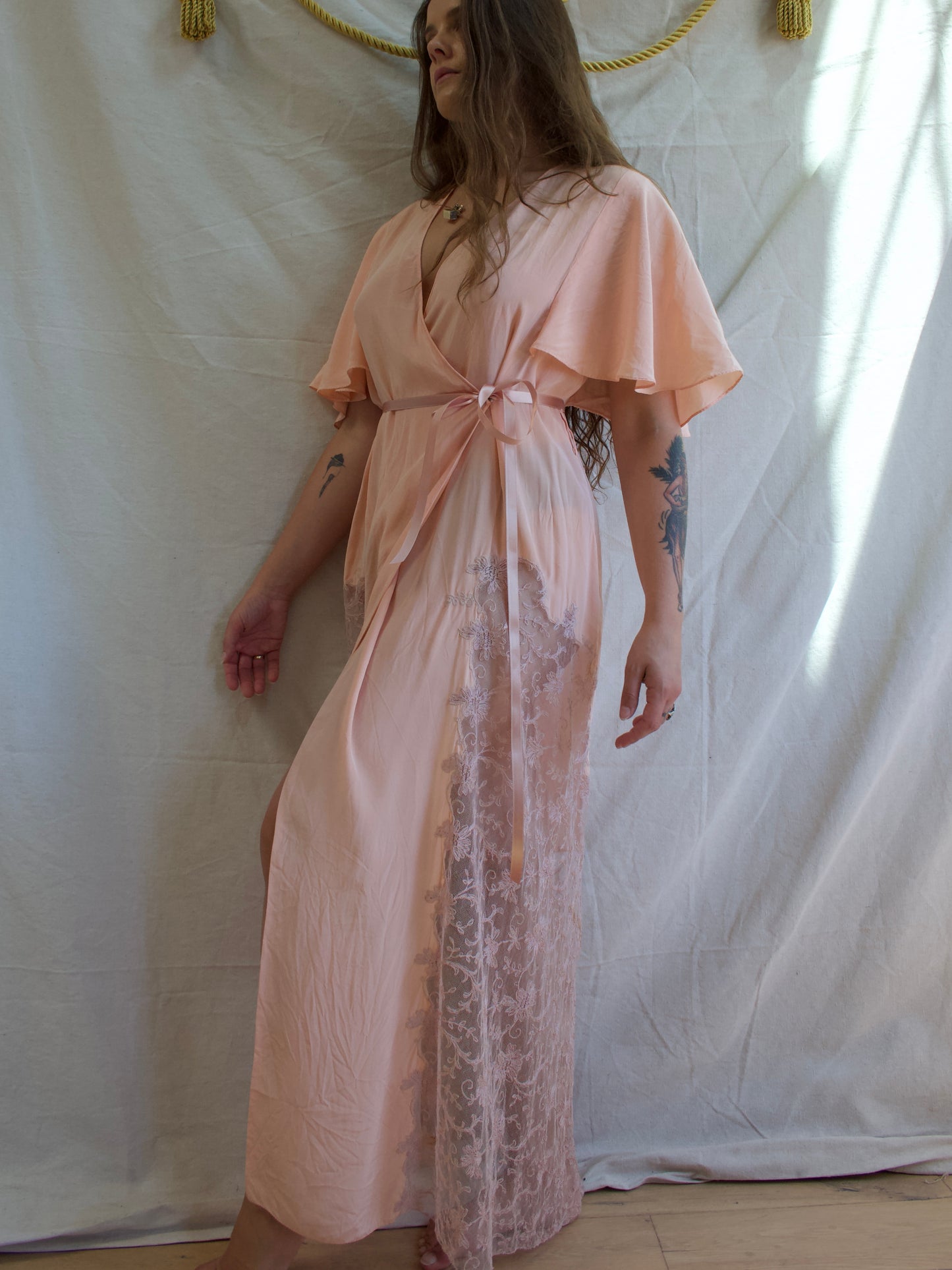 1930s Pink Silk & Lace Capelet Sleeve Dressing Gown Robe