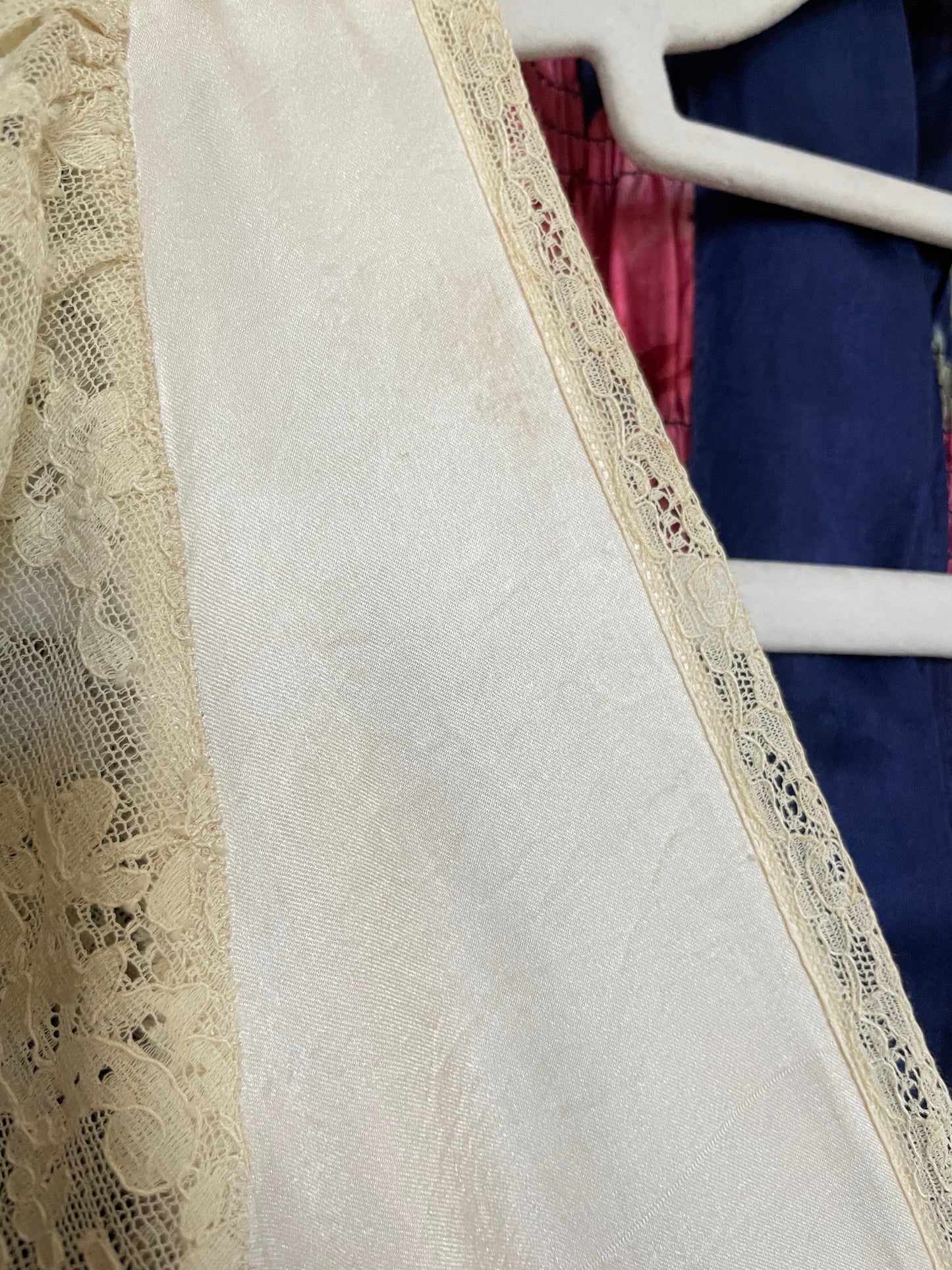 1930s Cap Sleeve Ivory Silk & Lace Daisy Embroidered Trained Bias Cut Dress