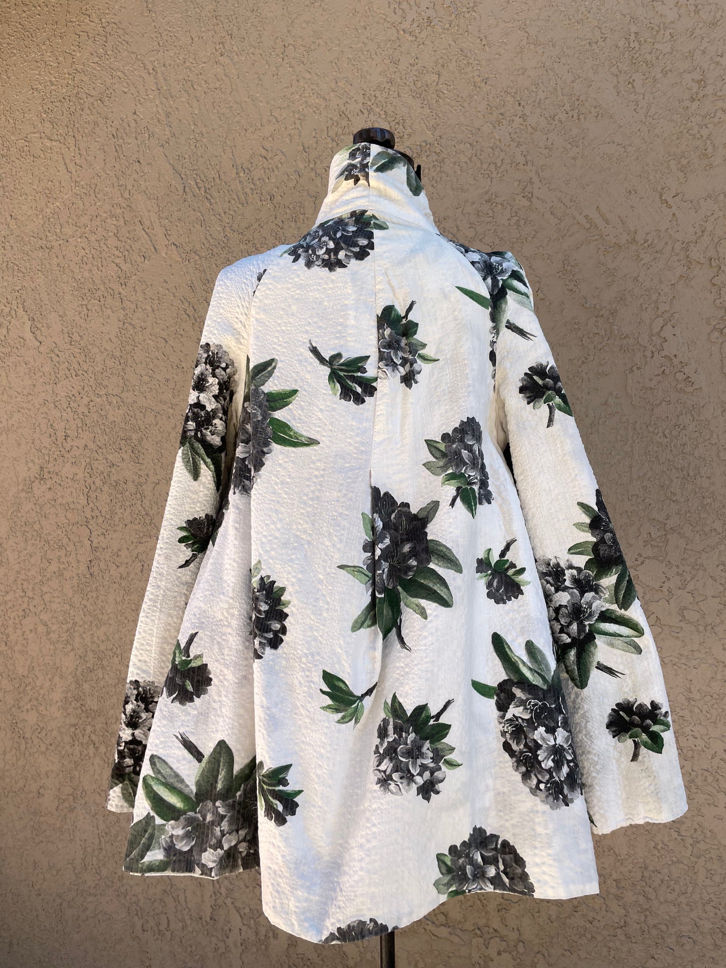 1940s Large Scale Floral Seersucker Swing Jacket
