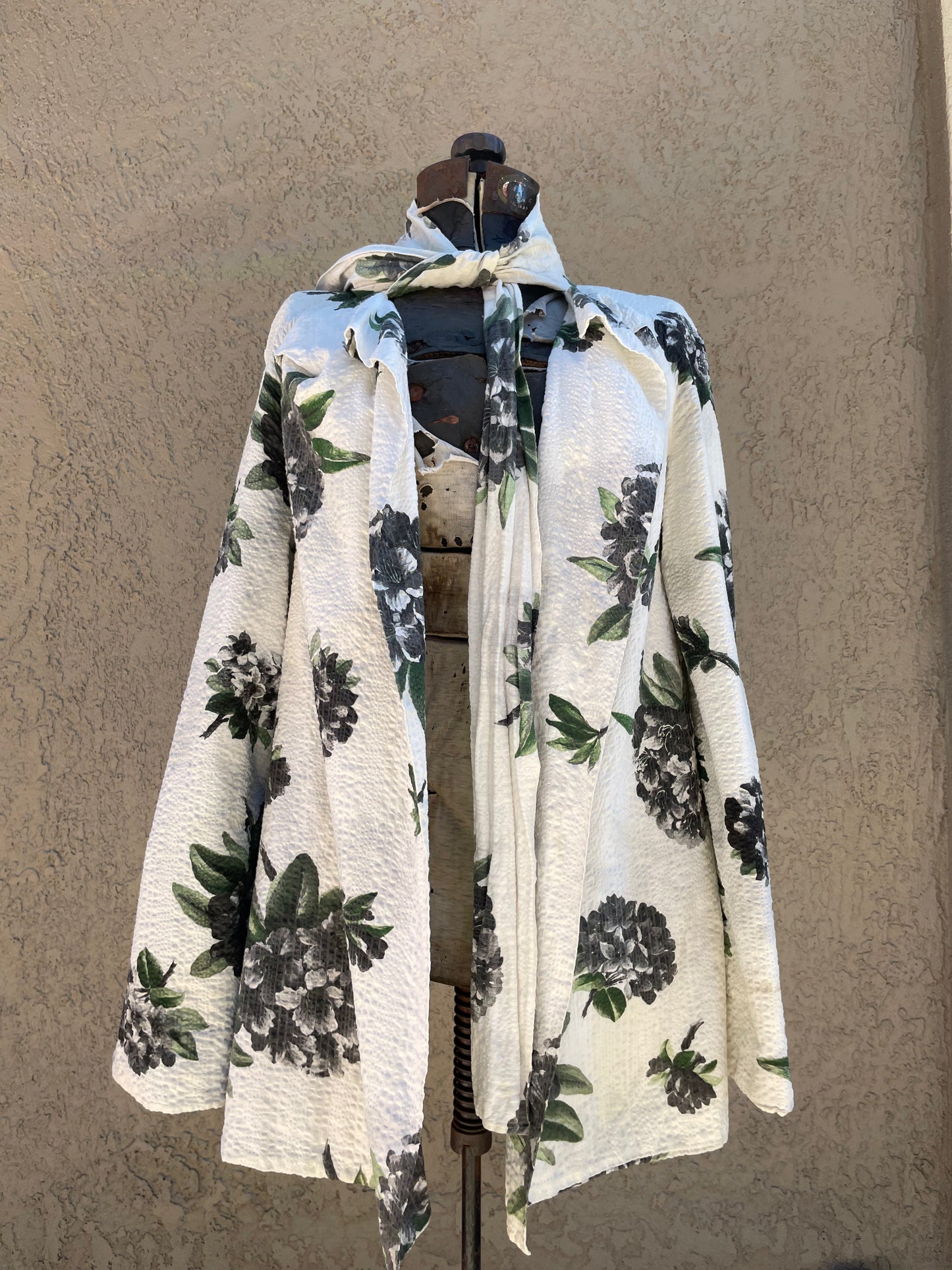 1940s Large Scale Floral Seersucker Swing Jacket