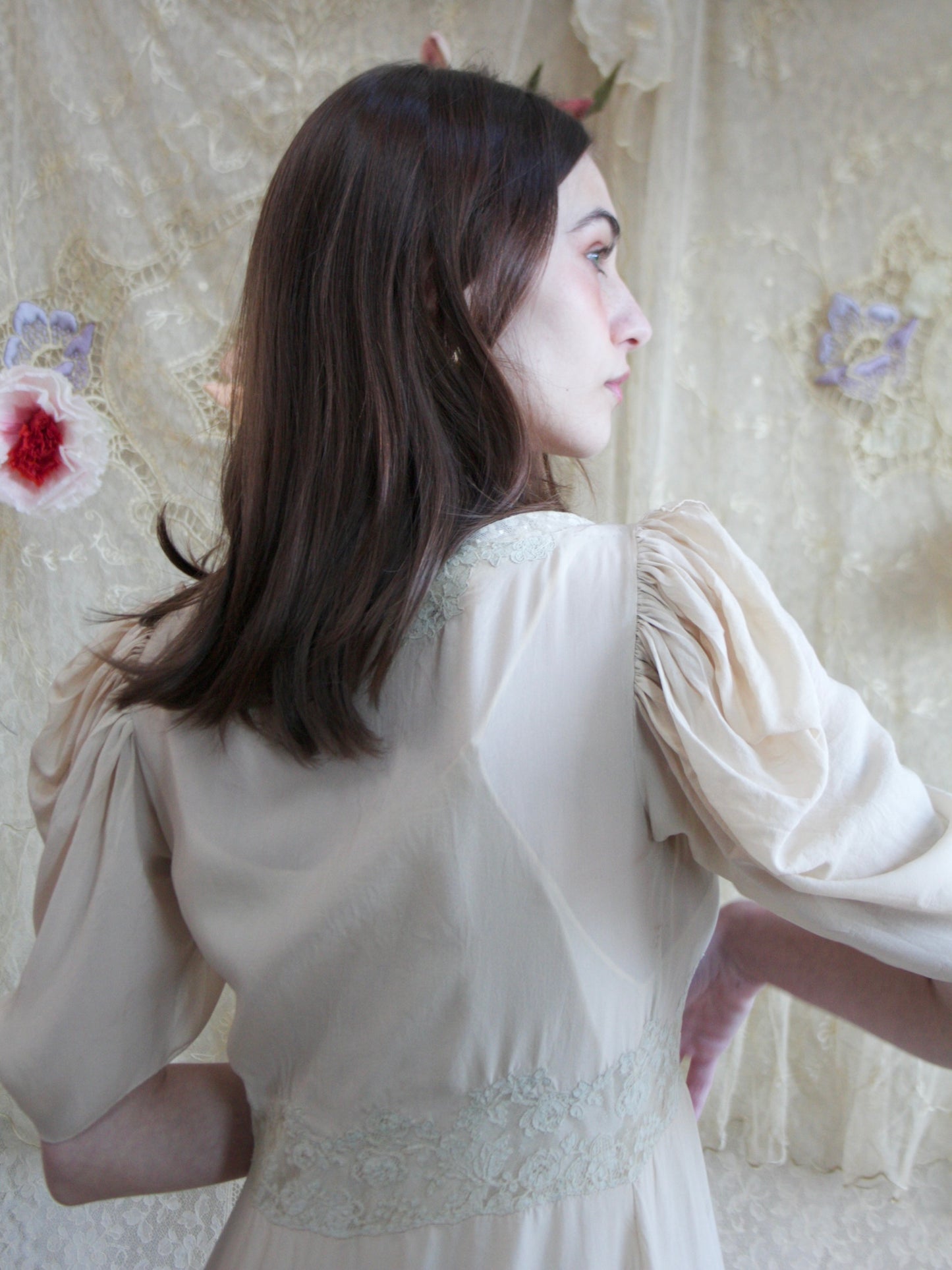 Special 1930s 'Paramount Pictures' Silk Petal Sleeve Bow Applique Lace Peignoir