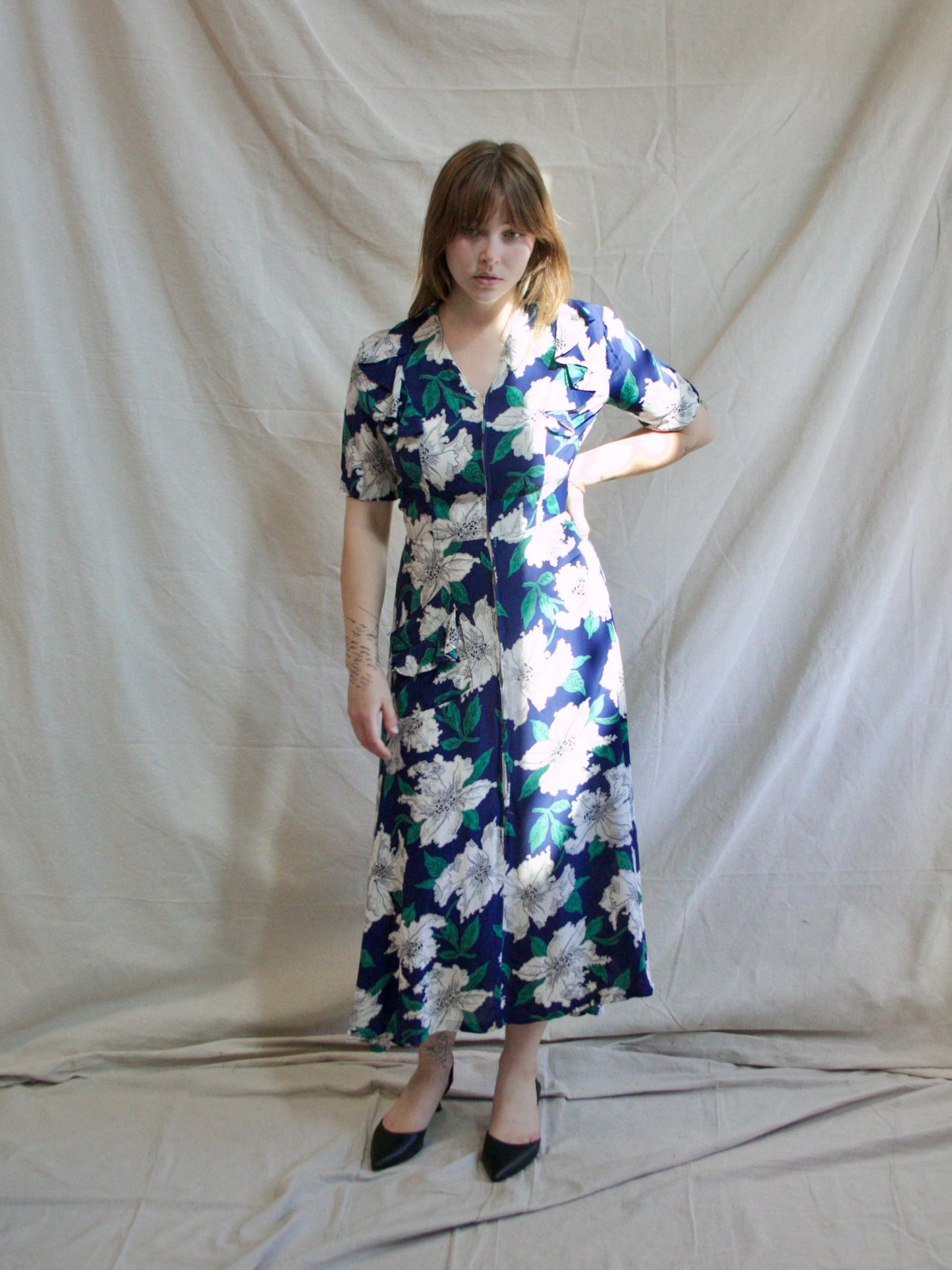 1940s Cold Rayon Hawaiiana Ruffle Trim Zip Front Dress