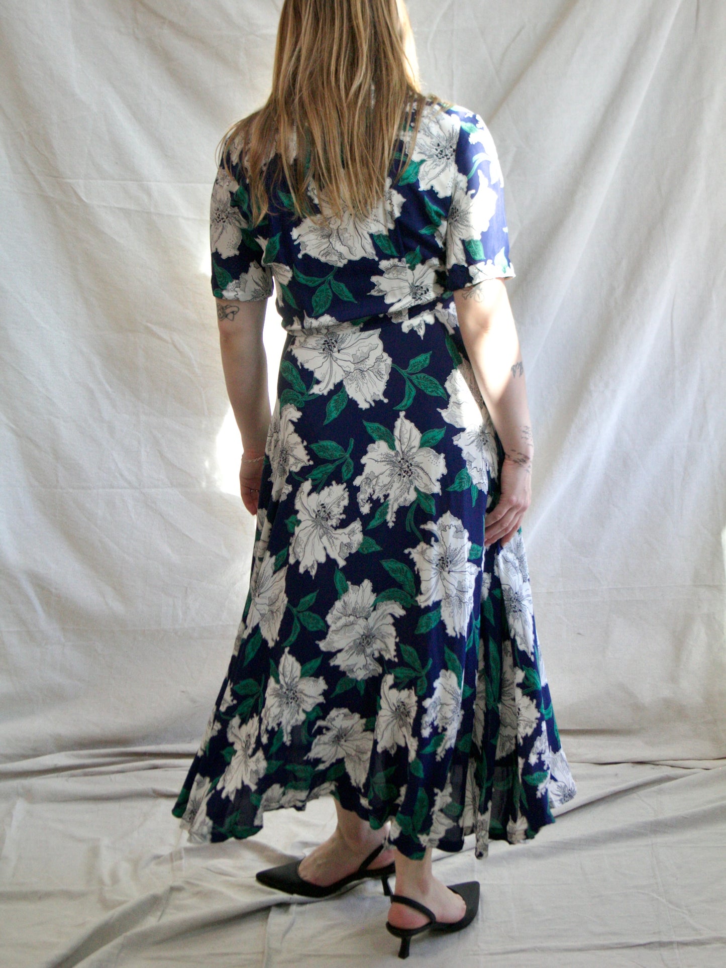 1940s Cold Rayon Hawaiiana Ruffle Trim Zip Front Dress