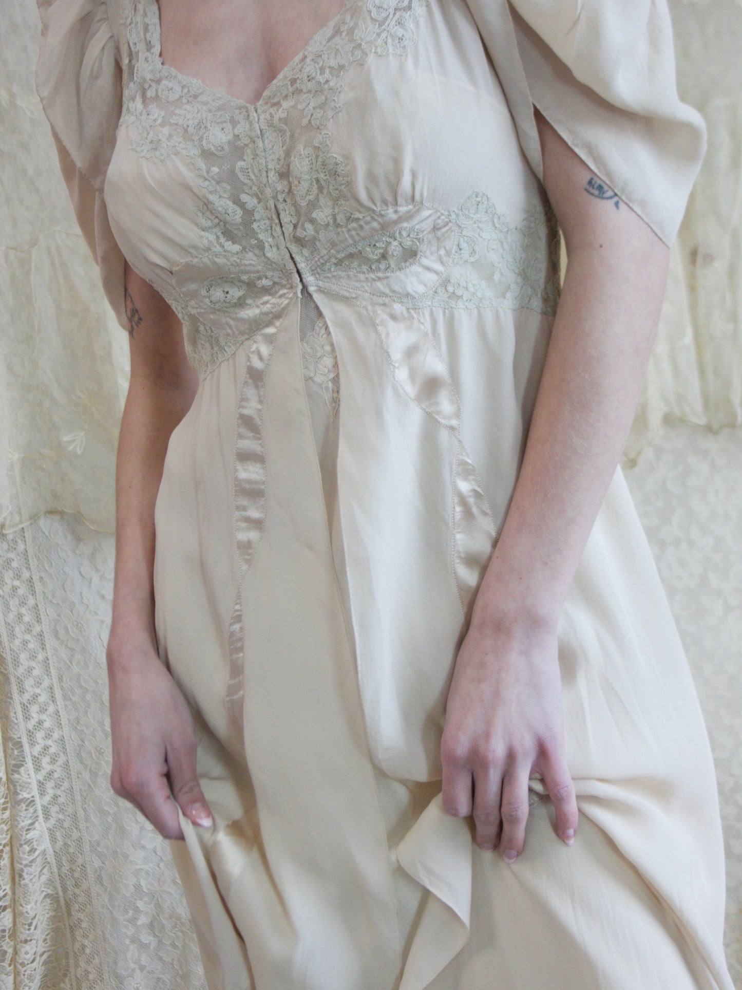 Special 1930s 'Paramount Pictures' Silk Petal Sleeve Bow Applique Lace Peignoir