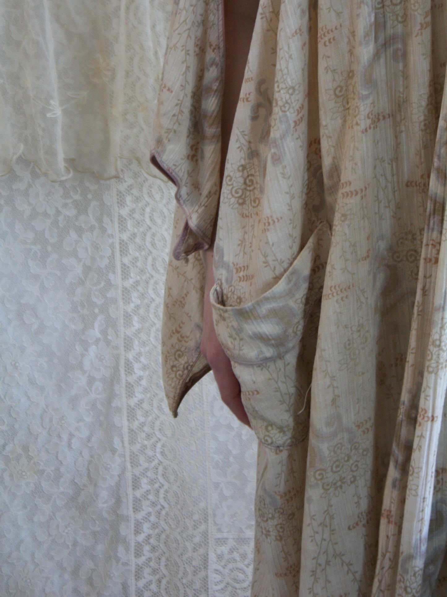 1920s Serpentine Crepe Angel Sleeve Silk Trim Boudoir Robe