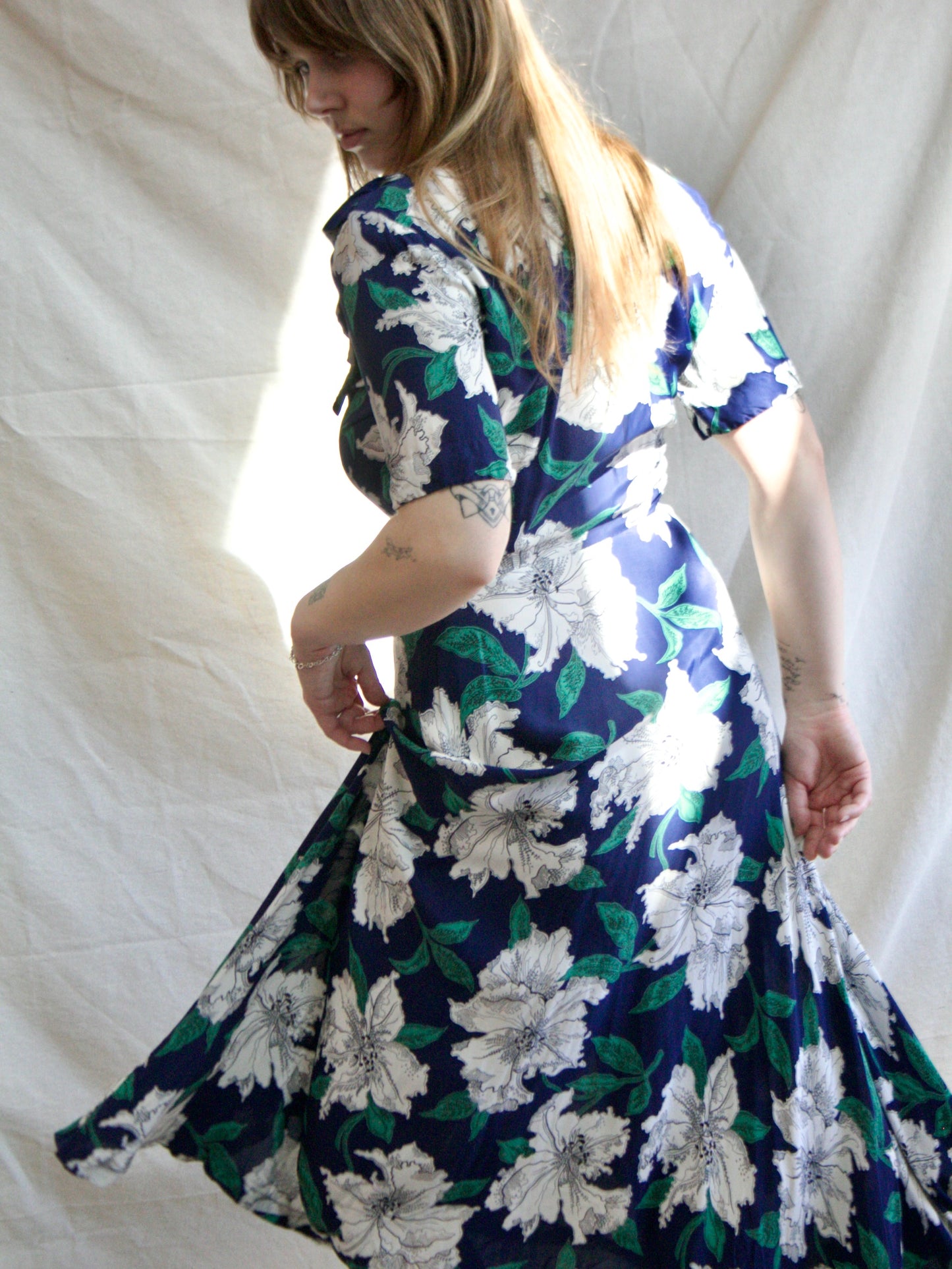 1940s Cold Rayon Hawaiiana Ruffle Trim Zip Front Dress