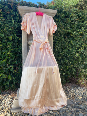 1940s Pale Pink Sumptuous Rayon Satin Trapunto Dressing Gown Peignoir