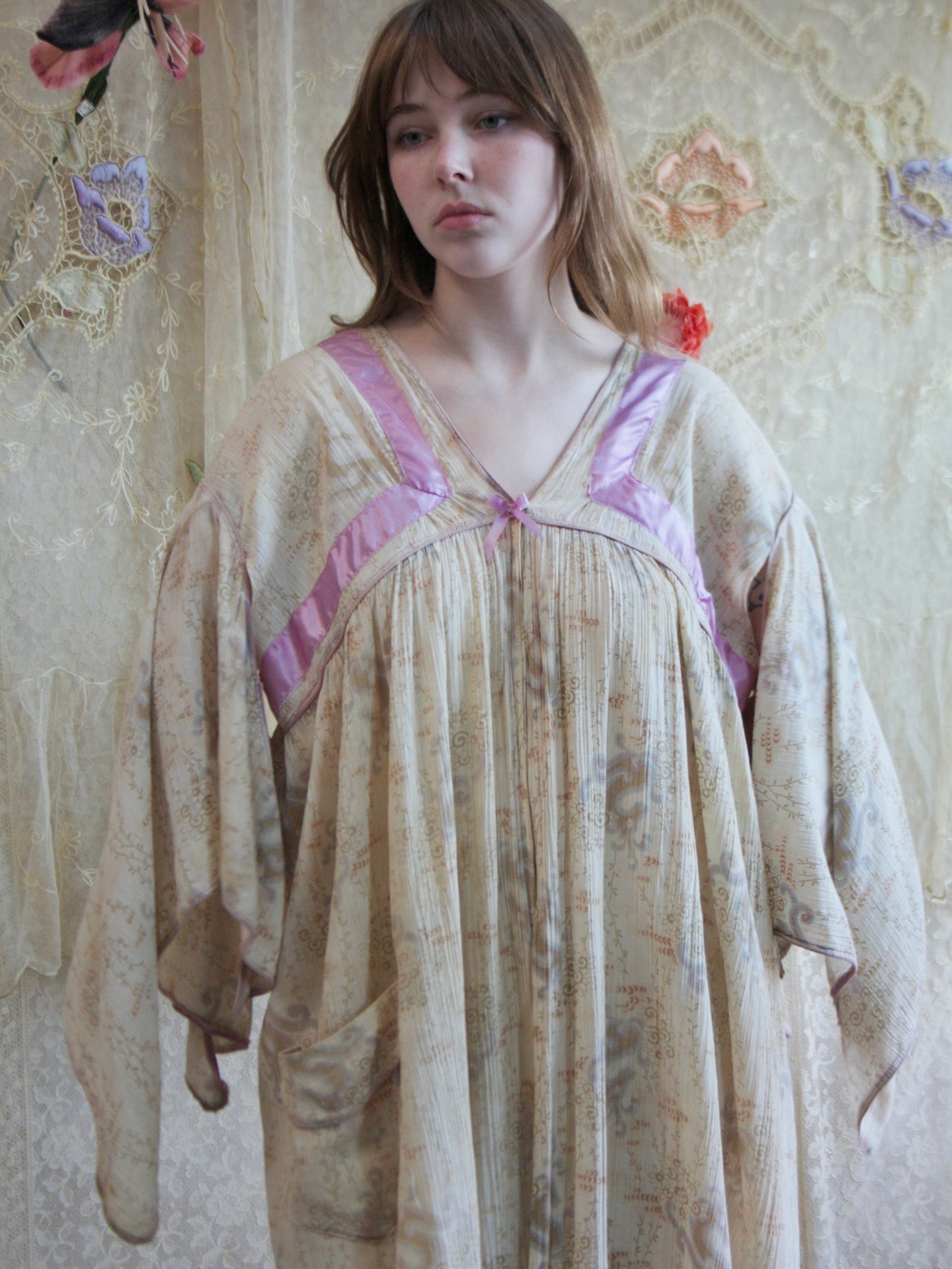 1920s Serpentine Crepe Angel Sleeve Silk Trim Boudoir Robe