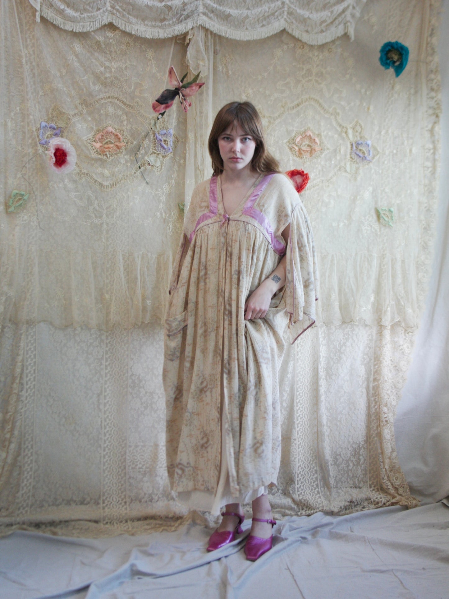 1920s Serpentine Crepe Angel Sleeve Silk Trim Boudoir Robe
