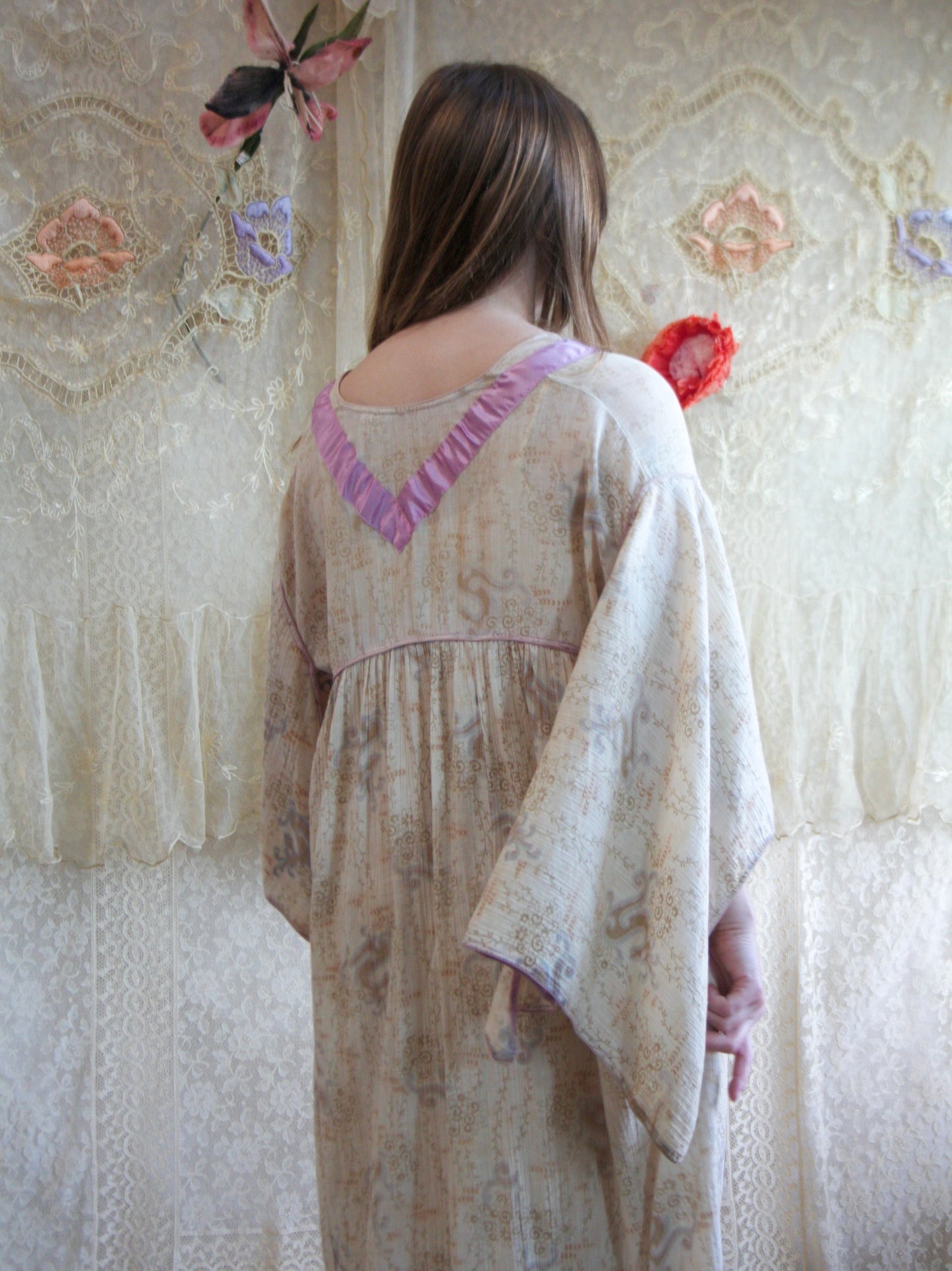 1920s Serpentine Crepe Angel Sleeve Silk Trim Boudoir Robe