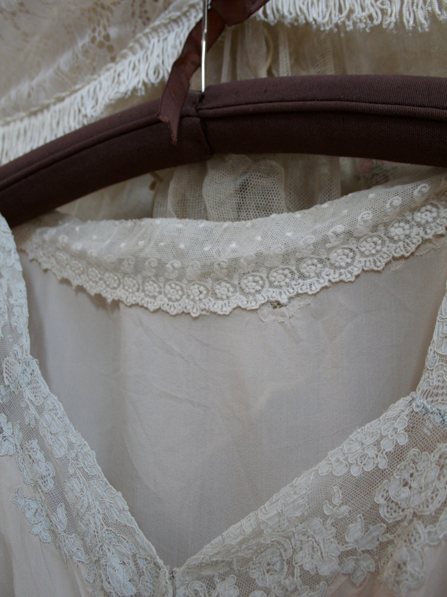 Special 1930s 'Paramount Pictures' Silk Petal Sleeve Bow Applique Lace Peignoir