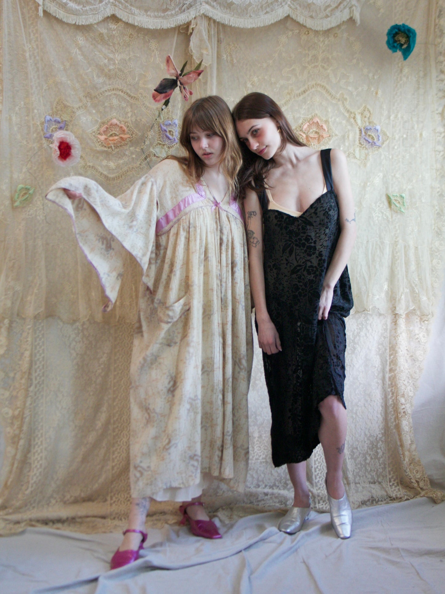 1920s Serpentine Crepe Angel Sleeve Silk Trim Boudoir Robe