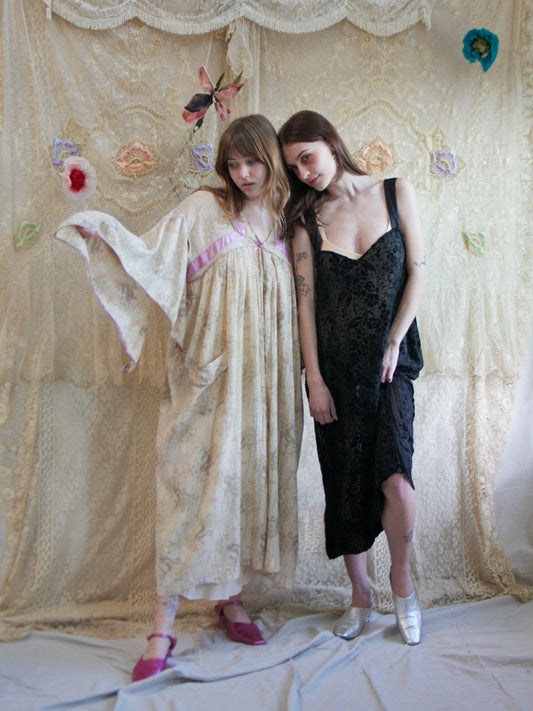 1920s Serpentine Crepe Angel Sleeve Silk Trim Boudoir Robe