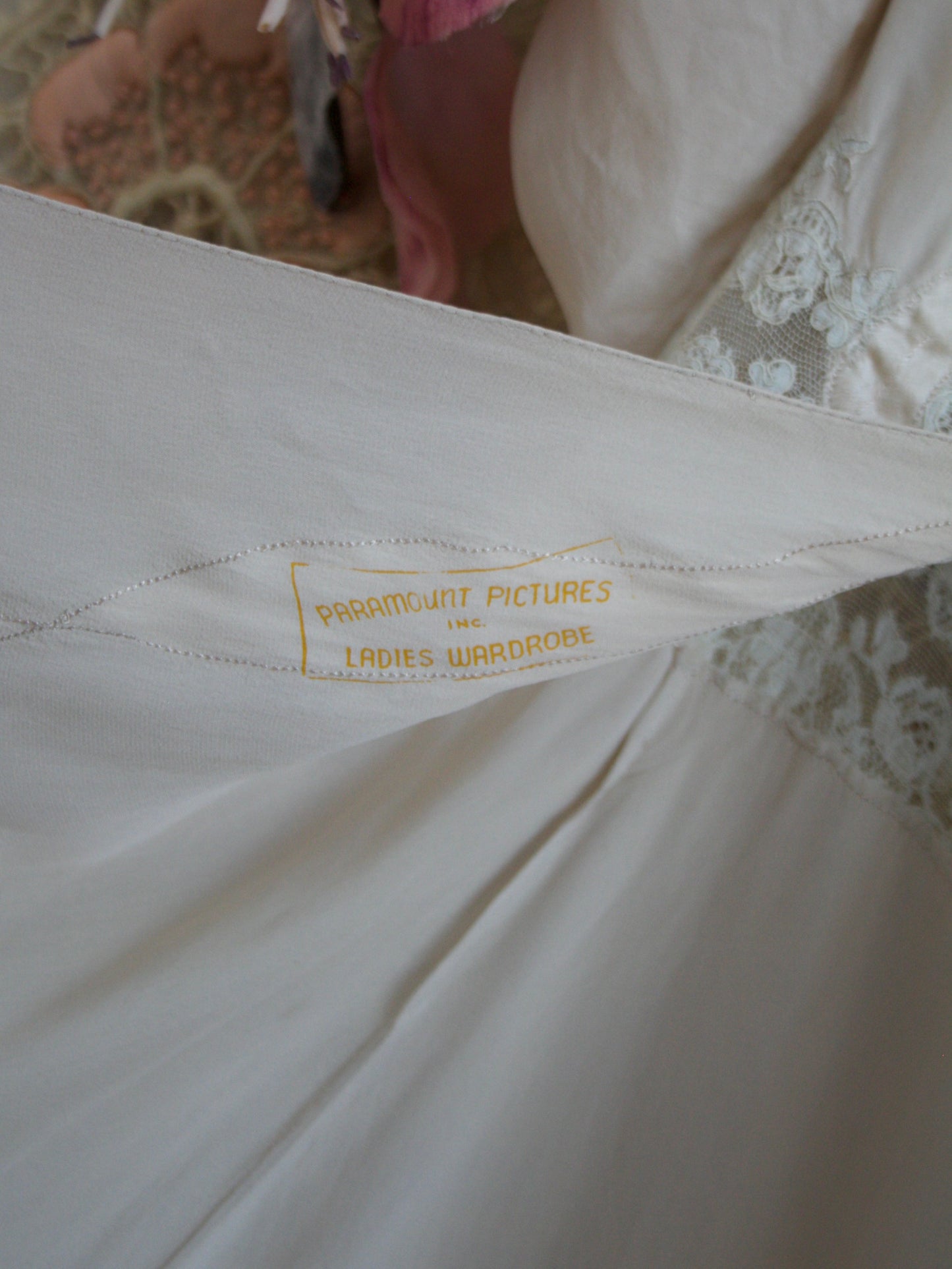 Special 1930s 'Paramount Pictures' Silk Petal Sleeve Bow Applique Lace Peignoir