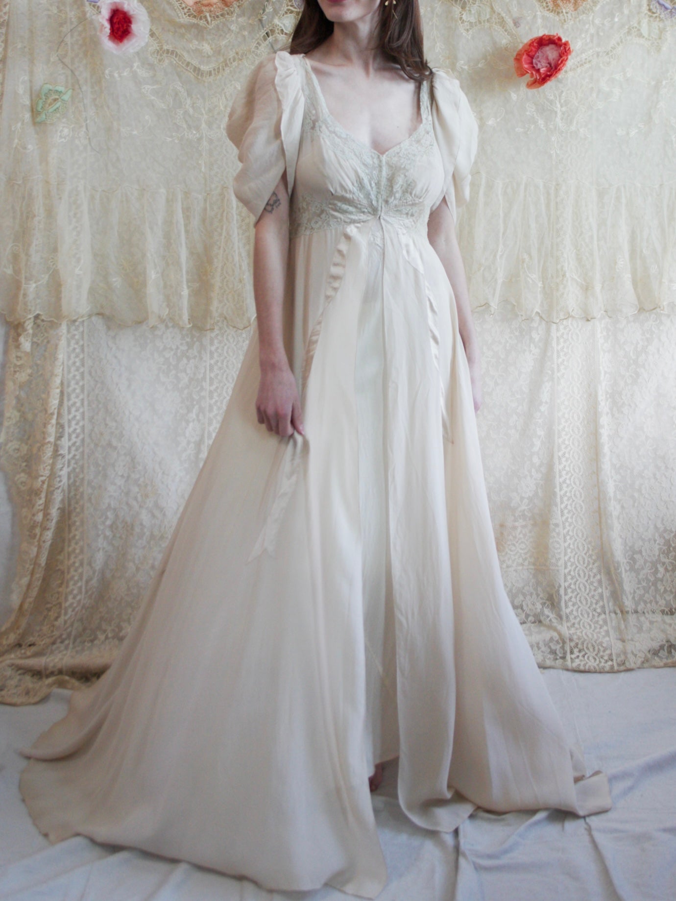 Special 1930s 'Paramount Pictures' Silk Petal Sleeve Bow Applique Lace Peignoir