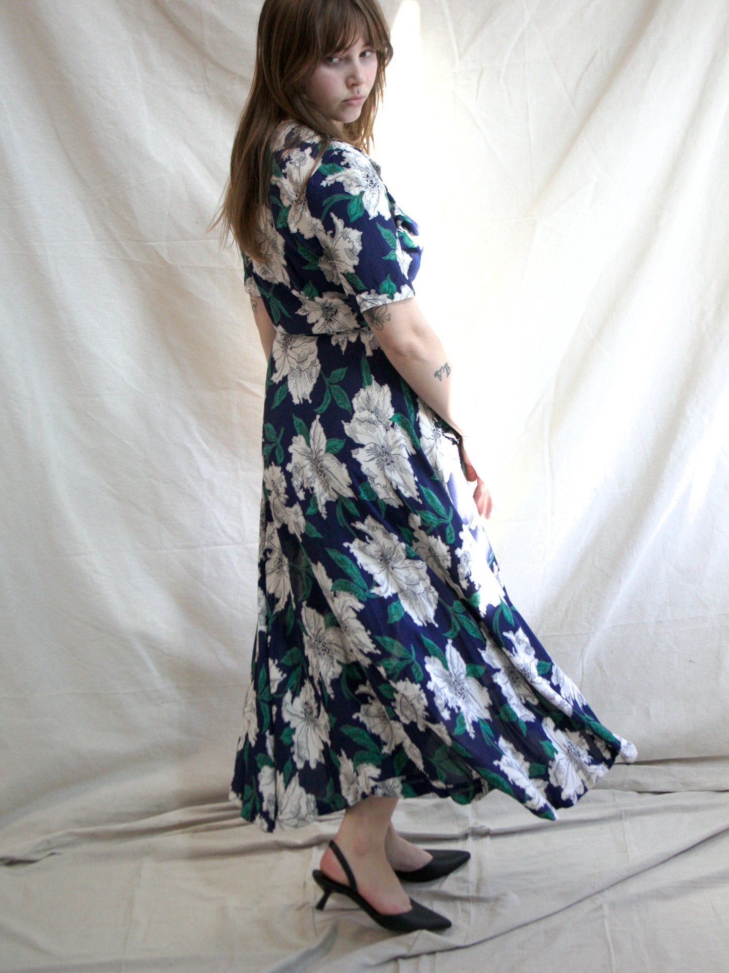 1940s Cold Rayon Hawaiiana Ruffle Trim Zip Front Dress