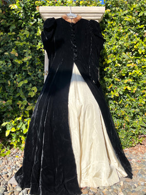 1930s does 1890s Noir Silk Velvet Mutton Sleeve Fur Trimmed Opera Coat