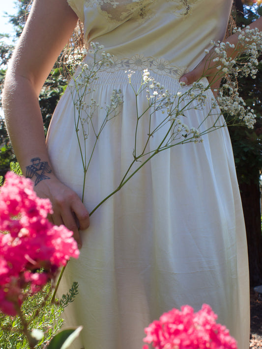 1930s Cap Sleeve Ivory Silk & Lace Daisy Embroidered Trained Bias Cut Dress