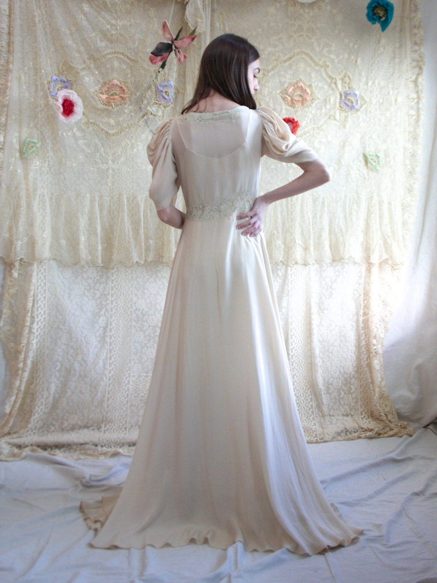 Special 1930s 'Paramount Pictures' Silk Petal Sleeve Bow Applique Lace Peignoir