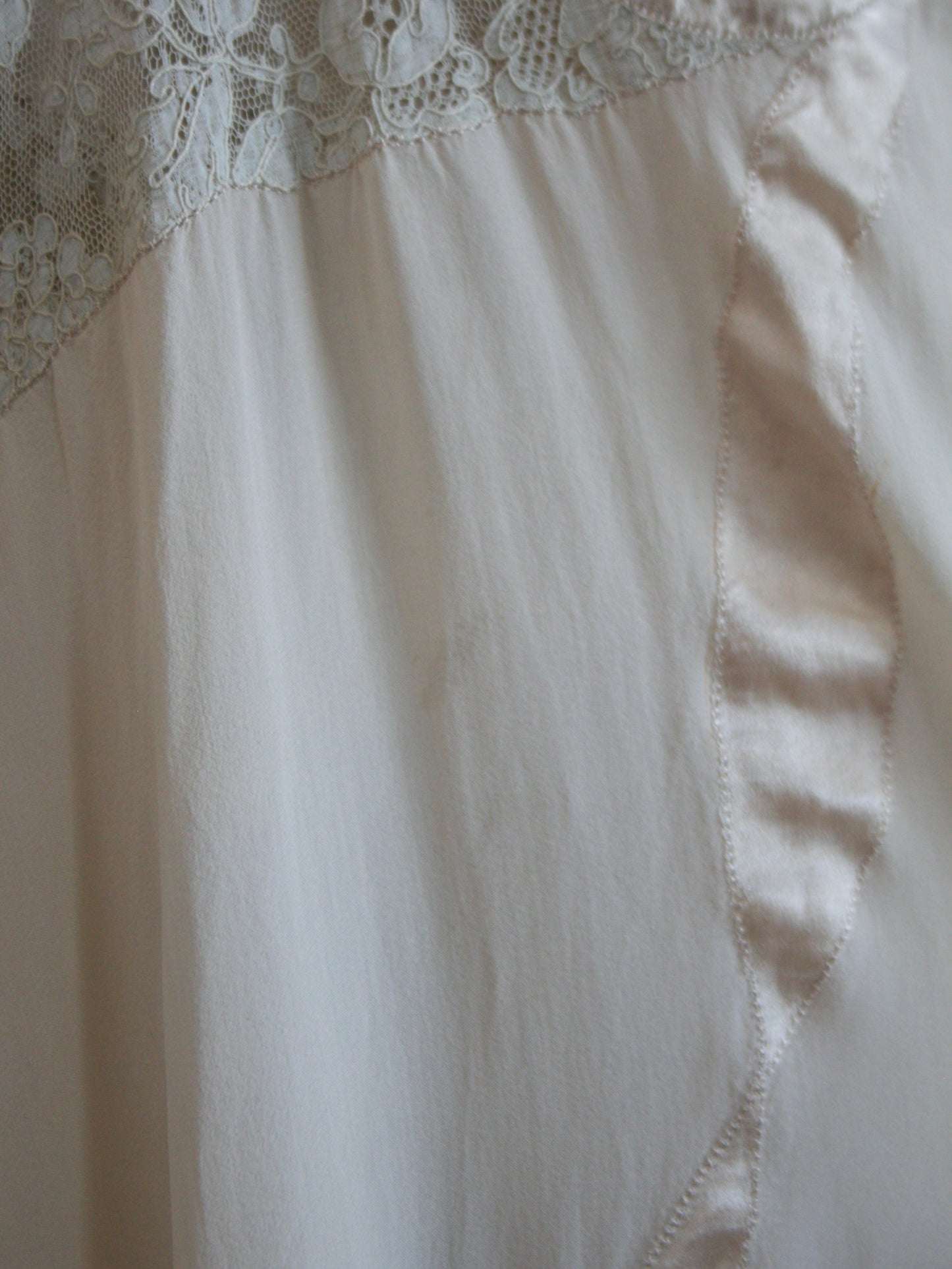 Special 1930s 'Paramount Pictures' Silk Petal Sleeve Bow Applique Lace Peignoir