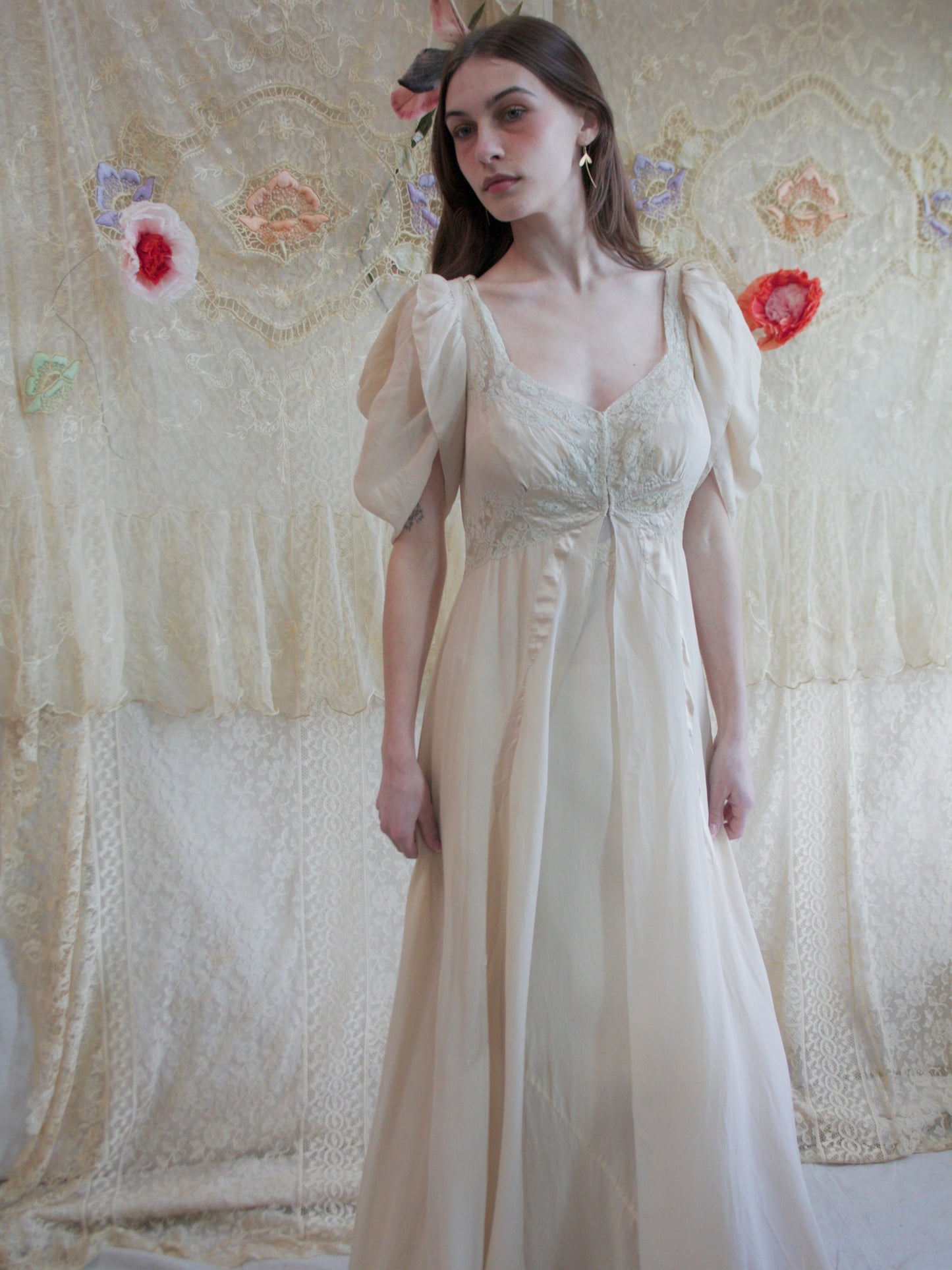 Special 1930s 'Paramount Pictures' Silk Petal Sleeve Bow Applique Lace Peignoir