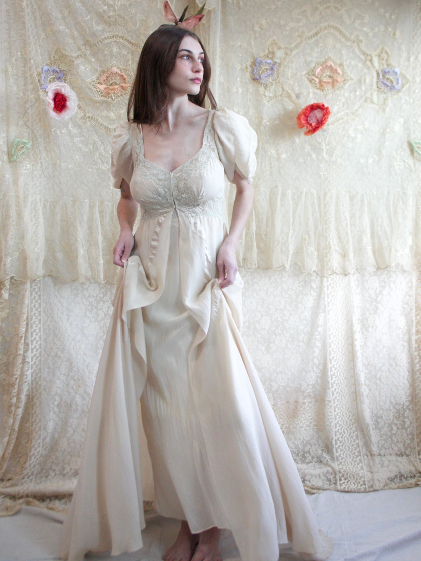 Special 1930s 'Paramount Pictures' Silk Petal Sleeve Bow Applique Lace Peignoir