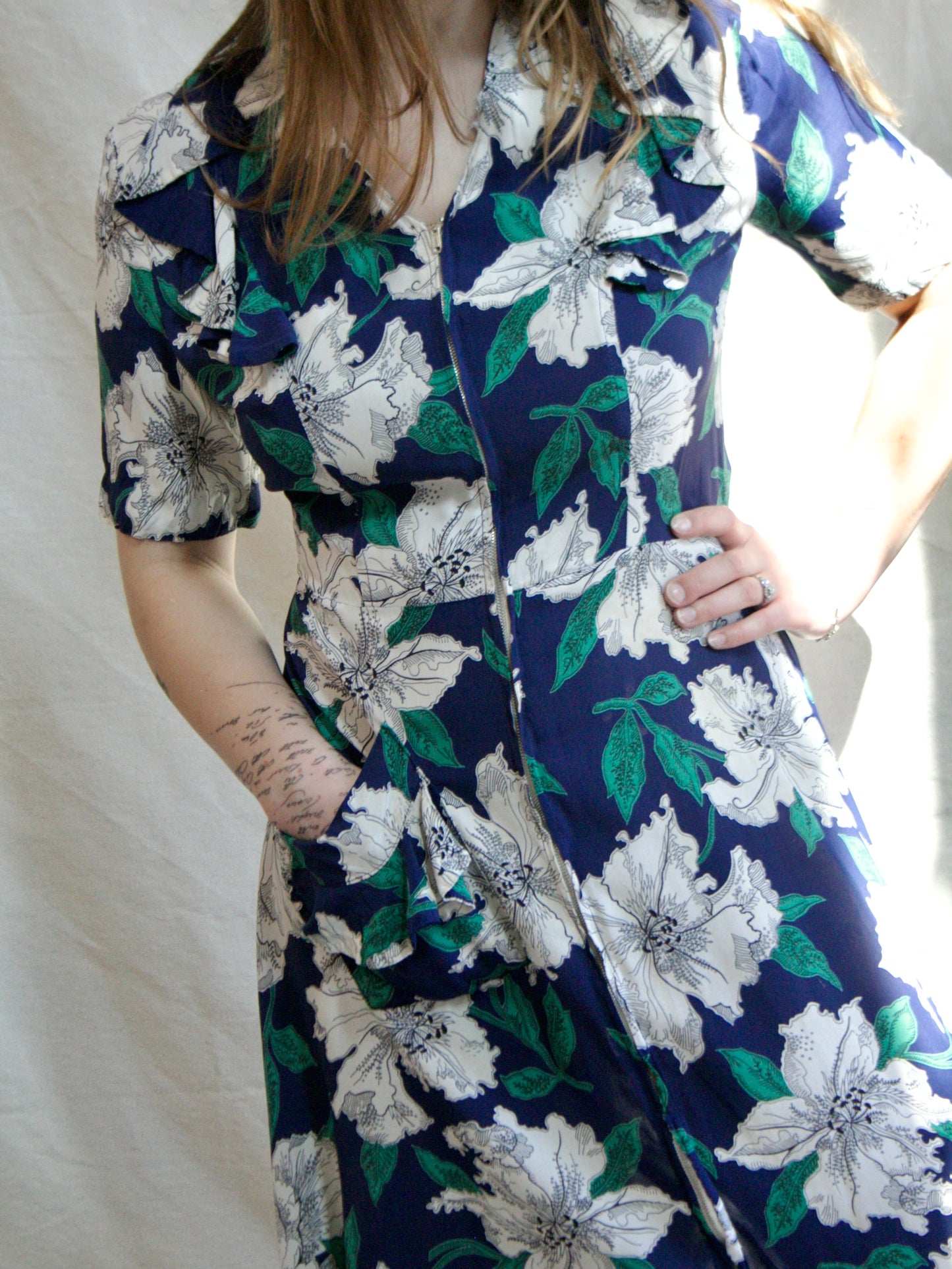 1940s Cold Rayon Hawaiiana Ruffle Trim Zip Front Dress
