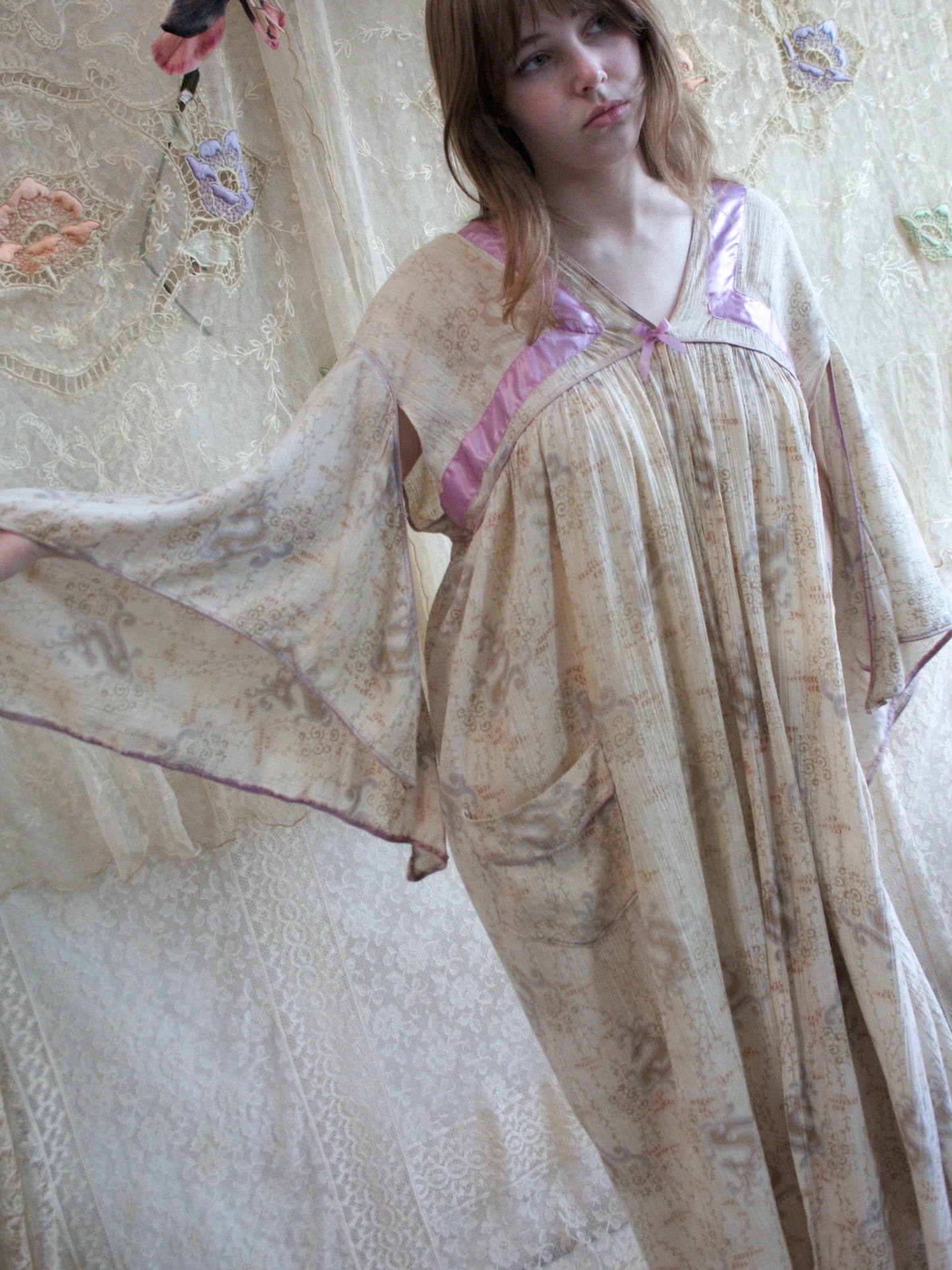1920s Serpentine Crepe Angel Sleeve Silk Trim Boudoir Robe
