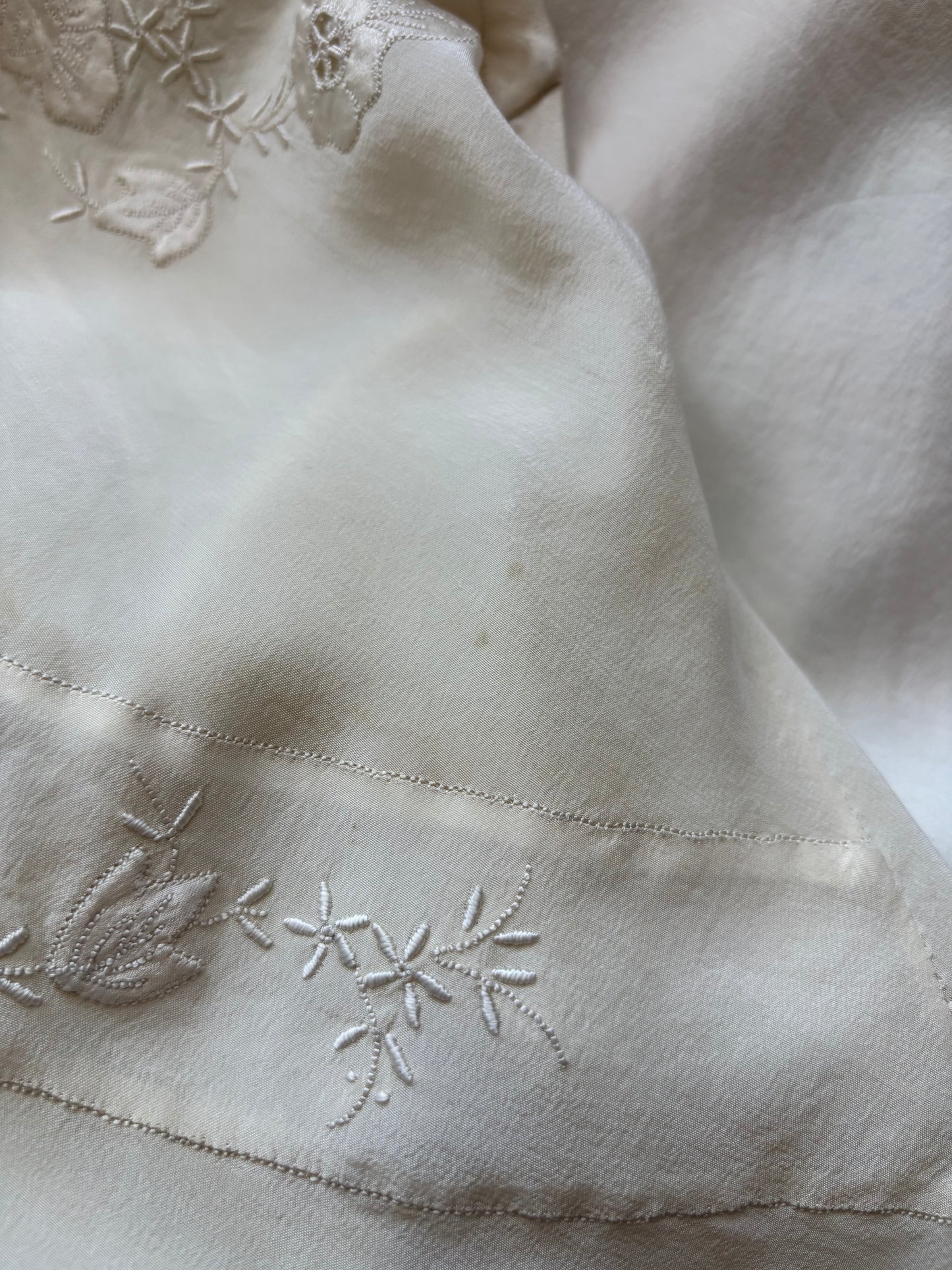 1930s Cream Petal Bust Appliqué Silk Bias Cut Short Slip