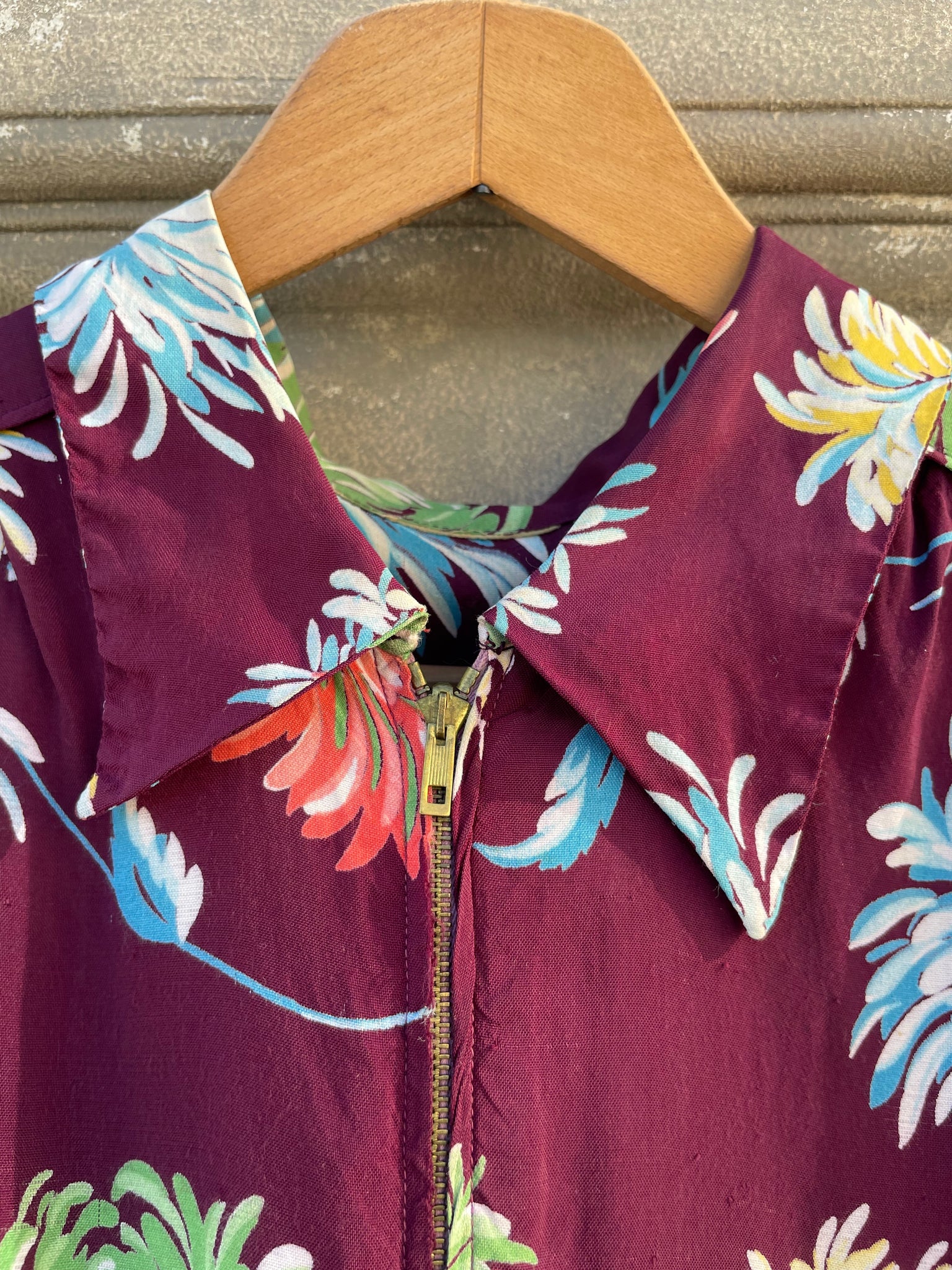 1940s Hawaiiana Zip Front Exaggerated Petal Sleeve Dressing Gown