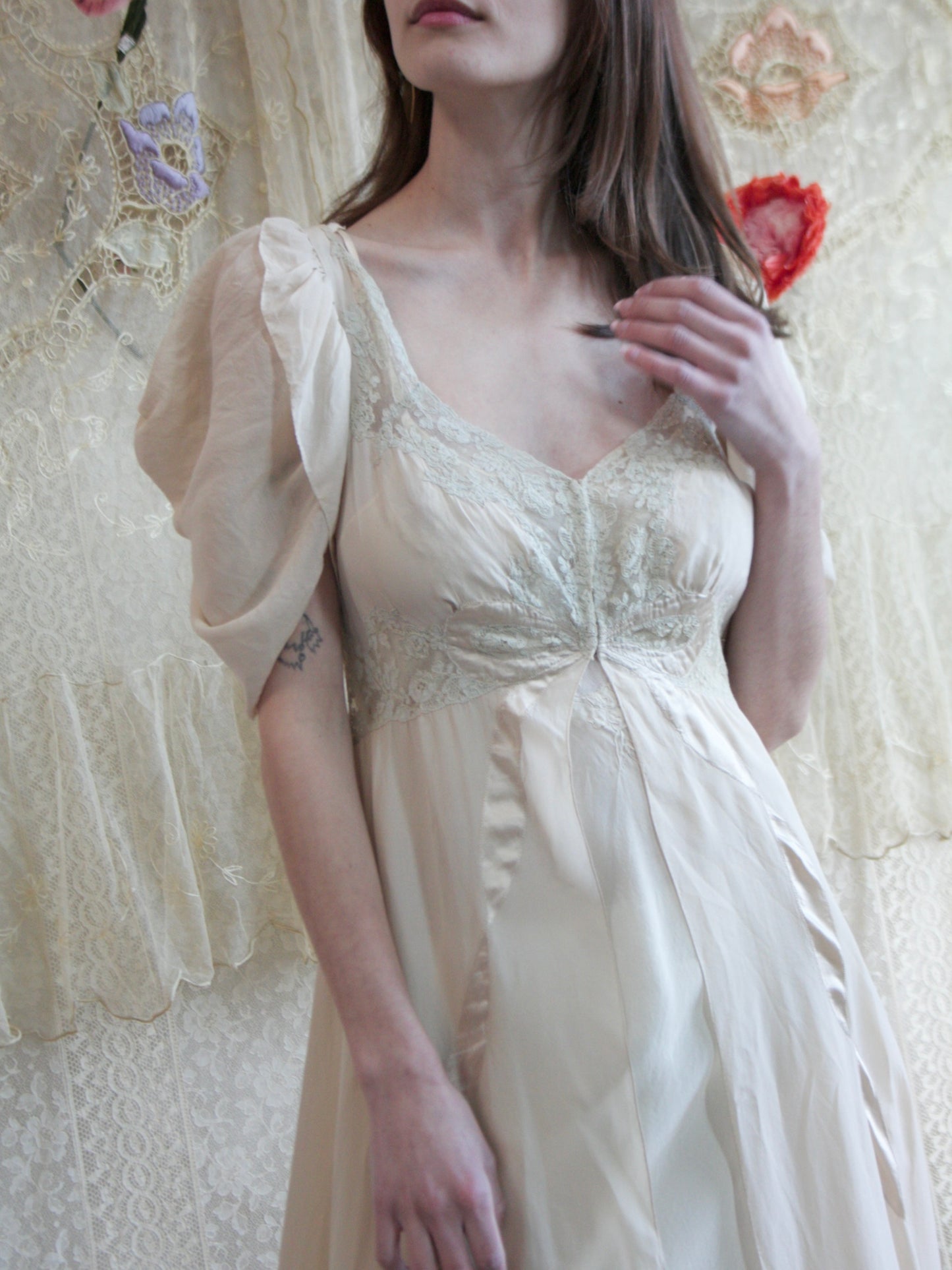 Special 1930s 'Paramount Pictures' Silk Petal Sleeve Bow Applique Lace Peignoir